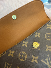 Load image into Gallery viewer, LOUIS VUITTON
Monogram Canvas Ivy Bag