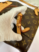 Load image into Gallery viewer, LOUIS VUITTON Monogram Canvas Montsouris MM