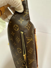 Load image into Gallery viewer, LOUIS VUITTON Monogram Canvas Bumbag