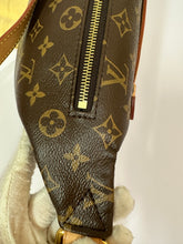 Load image into Gallery viewer, LOUIS VUITTON Monogram Canvas Bumbag