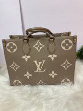 Load image into Gallery viewer, LOUIS VUITTON Empreinte On-The-Go MM Cream/Dove