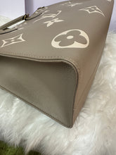 Load image into Gallery viewer, LOUIS VUITTON Empreinte On-The-Go MM Cream/Dove