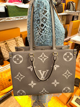 Load image into Gallery viewer, LOUIS VUITTON Empreinte On-The-Go MM Cream/Dove