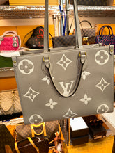 Load image into Gallery viewer, LOUIS VUITTON Empreinte On-The-Go MM Cream/Dove