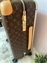 Load image into Gallery viewer, LOUIS VUITTON Monogram Horizon 55