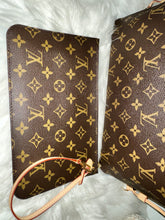 Load image into Gallery viewer, LOUIS VUITTON Neverfull MM Burgundy Interior