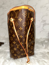 Load image into Gallery viewer, LOUIS VUITTON Neverfull MM Burgundy Interior