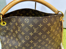 Load image into Gallery viewer, LOUIS VUITTON Artsy Monogram MM