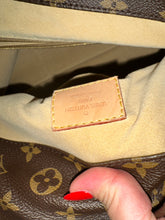 Load image into Gallery viewer, LOUIS VUITTON Artsy Monogram MM