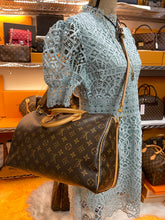 Load image into Gallery viewer, LOUIS VUITTON Monogram Bandoulière Speedy 35
