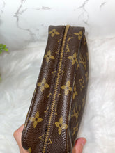 Load image into Gallery viewer, LOUIS VUITTON Monogram Trousse Toilette 18