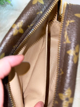 Load image into Gallery viewer, LOUIS VUITTON Monogram Trousse Toilette 18