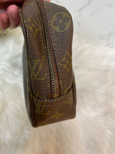 Load image into Gallery viewer, LOUIS VUITTON Monogram Trousse Toilette 23