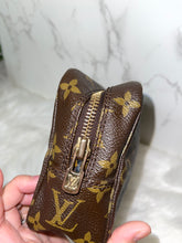 Load image into Gallery viewer, LOUIS VUITTON Monogram Trousse Toilette 18