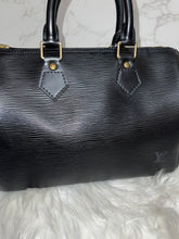 Load image into Gallery viewer, LOUIS VUITTON Epi Speedy 25