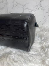 Load image into Gallery viewer, LOUIS VUITTON Epi Speedy 25