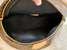 Load image into Gallery viewer, LOUIS VUITTON Bumbag Monogram Canvas