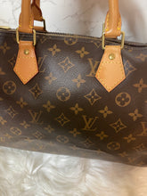 Load image into Gallery viewer, LOUIS VUITTON Monogram Bandoulière Speedy 35