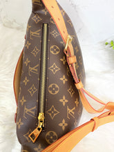Load image into Gallery viewer, LOUIS VUITTON Monogram Bumbag