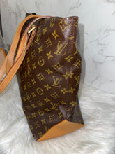 Load image into Gallery viewer, LOUIS VUITTON Cabas Mezzo