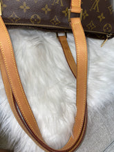 Load image into Gallery viewer, LOUIS VUITTON Cabas Mezzo