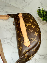 Load image into Gallery viewer, LOUIS VUITTON Monogram Bumbag