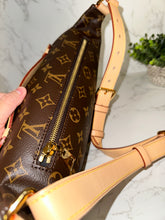 Load image into Gallery viewer, LOUIS VUITTON Monogram Bumbag