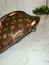 Load image into Gallery viewer, LOUIS VUITTON Monogram Bumbag