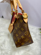 Load image into Gallery viewer, LOUIS VUITTON V Tote