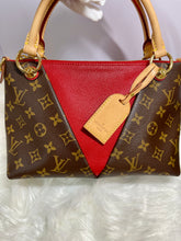 Load image into Gallery viewer, LOUIS VUITTON V Tote