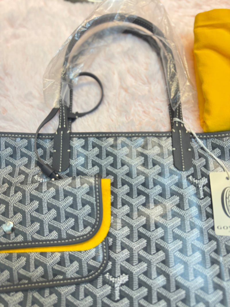 GOYARD
Grey Chevron Print Coated Canvas St. Louis PM Tote Bag