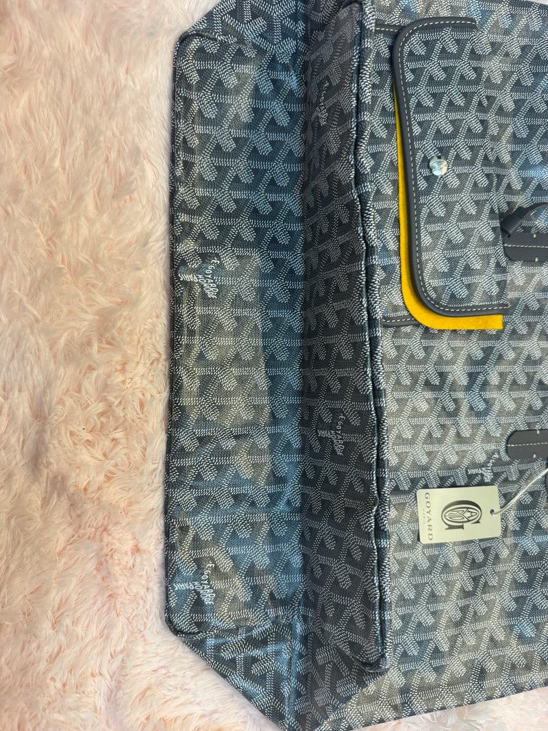 GOYARD
Grey Chevron Print Coated Canvas St. Louis PM Tote Bag