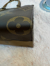 Load image into Gallery viewer, Louis Vuitton Onthego MM canvas reverse monogram

