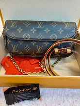 Load image into Gallery viewer, LOUIS VUITTON
Monogram Canvas Ivy Bag
