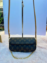 Load image into Gallery viewer, LOUIS VUITTON
Monogram Canvas Ivy Bag
