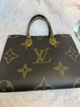 Load image into Gallery viewer, Louis Vuitton Onthego MM canvas reverse monogram
