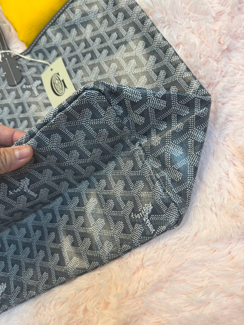 GOYARD
Grey Chevron Print Coated Canvas St. Louis PM Tote Bag