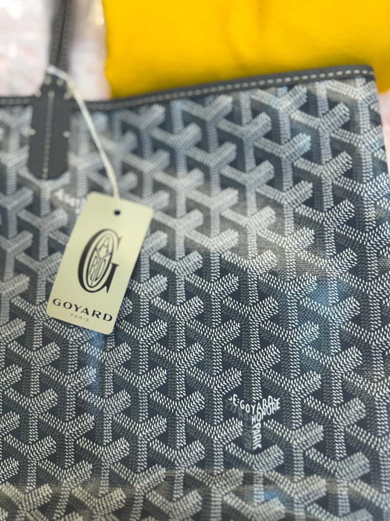 GOYARD
Grey Chevron Print Coated Canvas St. Louis PM Tote Bag