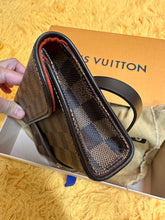 Load image into Gallery viewer, Louis Vuitton Florentine DE
