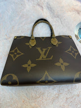 Load image into Gallery viewer, Louis Vuitton Onthego MM canvas reverse monogram
