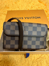 Load image into Gallery viewer, Louis Vuitton Florentine DE
