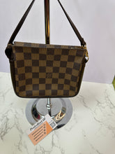 Load image into Gallery viewer, louis vuitton damier ebene pochette - 0

