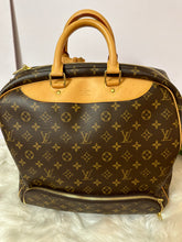 Load image into Gallery viewer, LOUIS VUITTON Monogram Evasion
