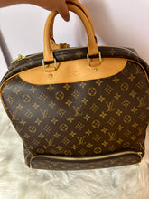 Load image into Gallery viewer, LOUIS VUITTON Monogram Evasion
