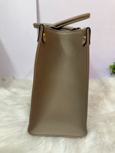 Load image into Gallery viewer, LOUIS VUITTON Empreinte On-The-Go MM Cream/Dove
