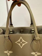 Load image into Gallery viewer, LOUIS VUITTON Empreinte On-The-Go MM Cream/Dove

