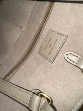 Load image into Gallery viewer, LOUIS VUITTON Empreinte On-The-Go MM Cream/Dove

