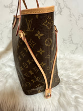 Load image into Gallery viewer, LOUIS VUITTON Monogram Neverfull MM Beige Interior
