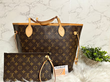 Load image into Gallery viewer, LOUIS VUITTON Neverfull MM Burgundy Interior
