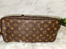 Load image into Gallery viewer, LOUIS VUITTON Neverfull MM Burgundy Interior
